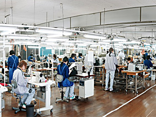 生地の裁断から縫製まで社内で一貫生産を行います