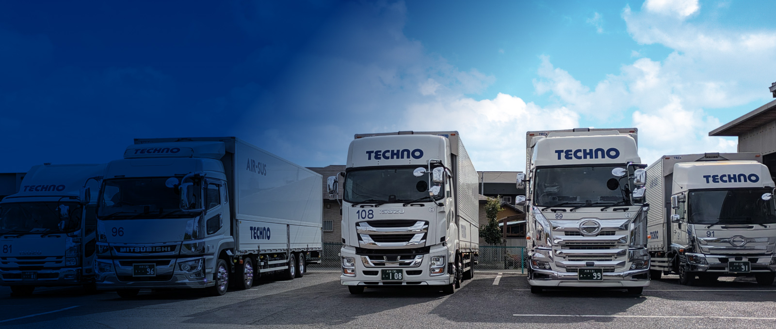 総合物流業 TECHNO トラック車両と青空